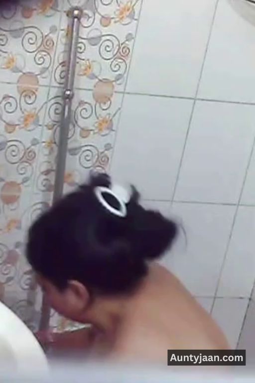 hidden cam aunty bathing nude photos