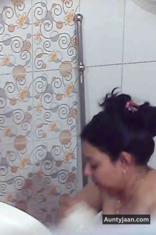 hidden cam aunty bathing nude photos