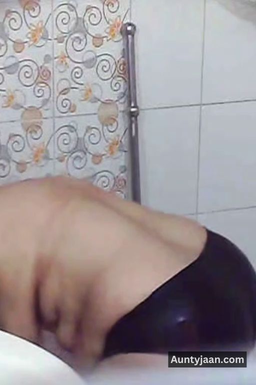 hidden cam aunty bathing nude photos