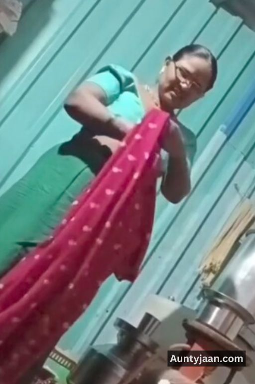 assam aunty removing saree nude pics
