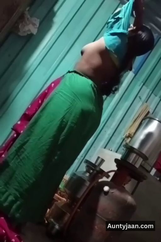 assam aunty removing saree nude pics