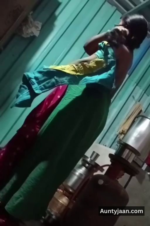 assam aunty removing saree nude pics