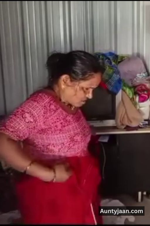 assam aunty removing saree nude pics