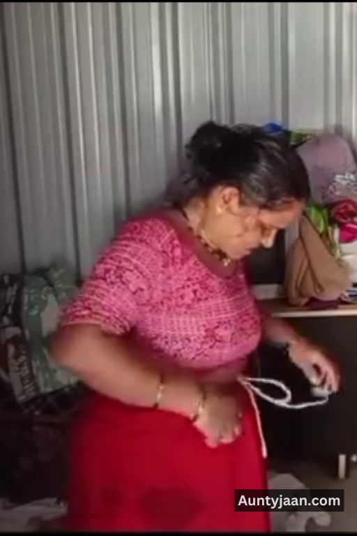 assam aunty removing saree nude pics