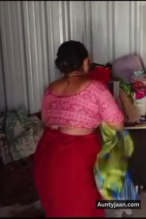 assam aunty removing saree nude pics