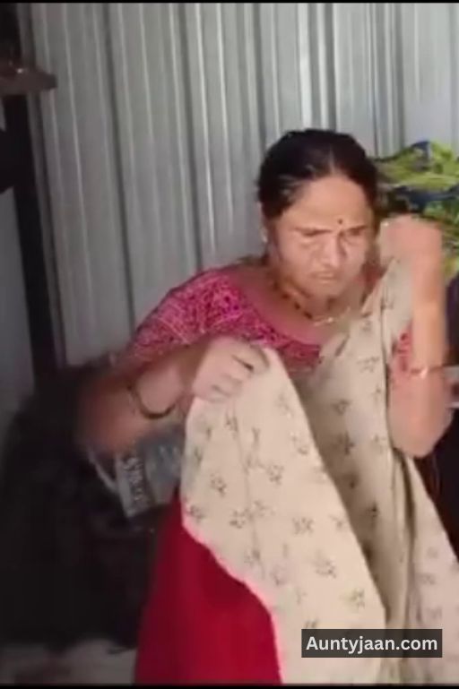 assam aunty removing saree nude pics