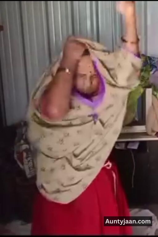 assam aunty removing saree nude pics