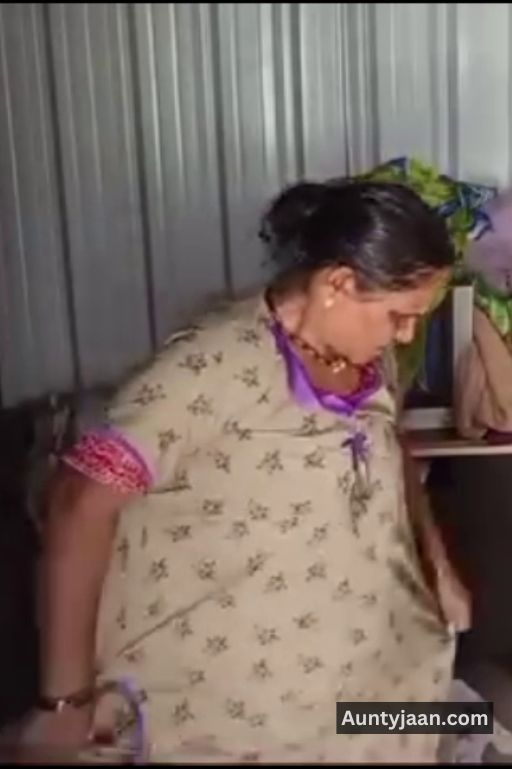 assam aunty removing saree nude pics