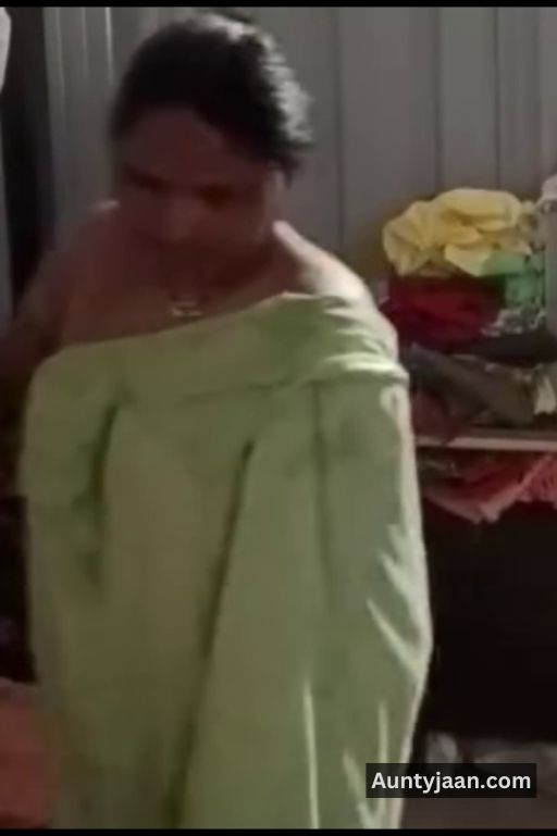 assam aunty removing saree nude pics