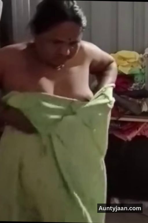 assam aunty removing saree nude pics