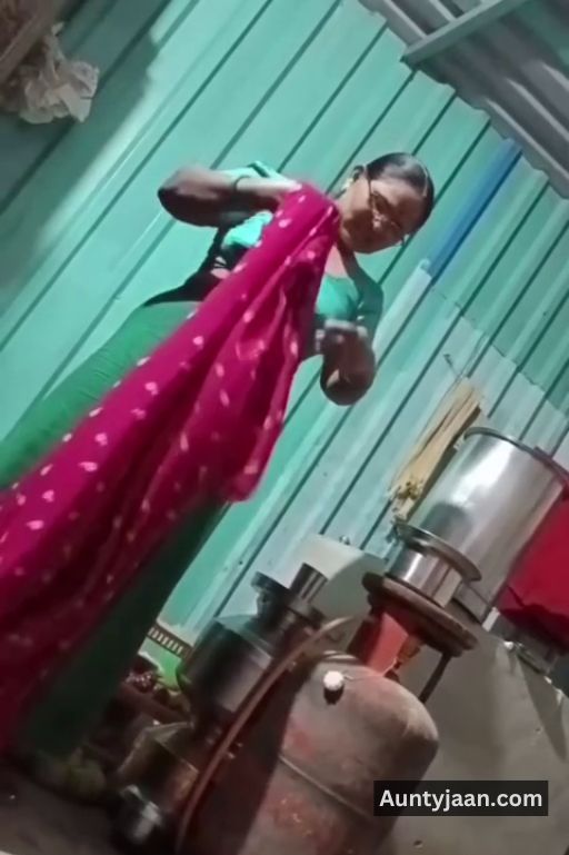 assam aunty removing saree nude pics