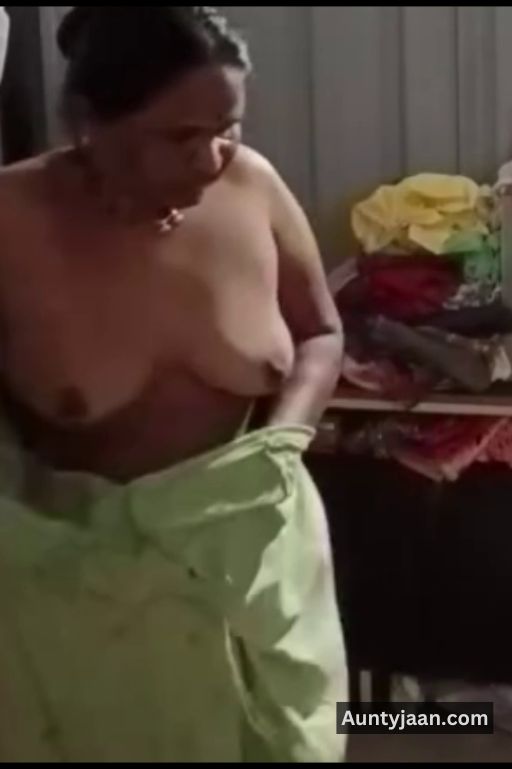 assam aunty removing saree nude pics