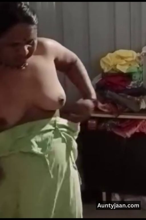 assam aunty removing saree nude pics