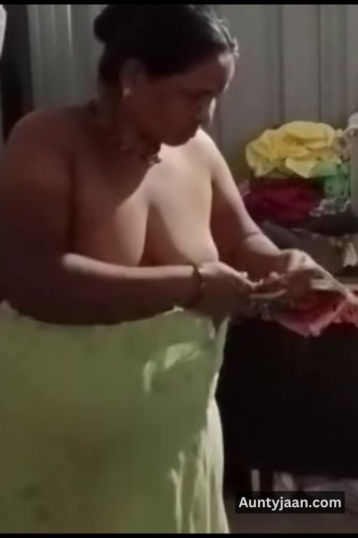 assam aunty removing saree nude pics