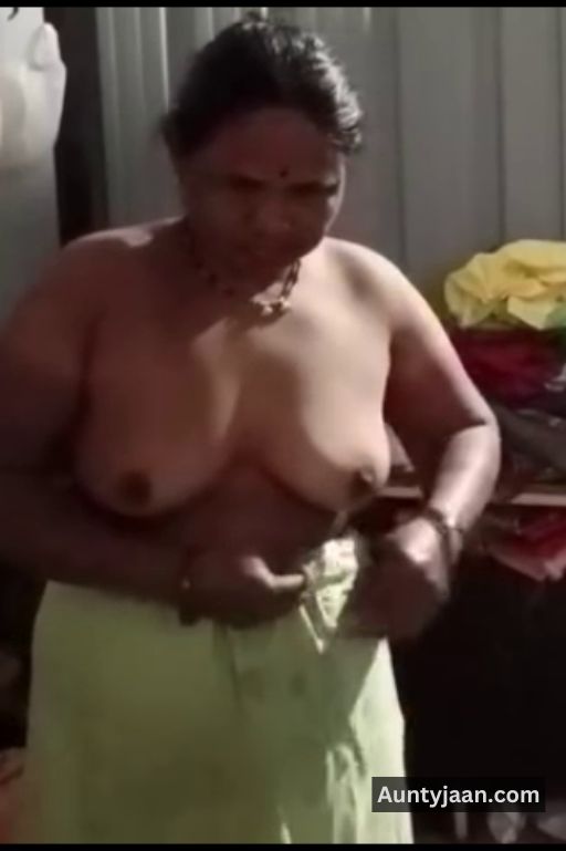 assam aunty removing saree nude pics
