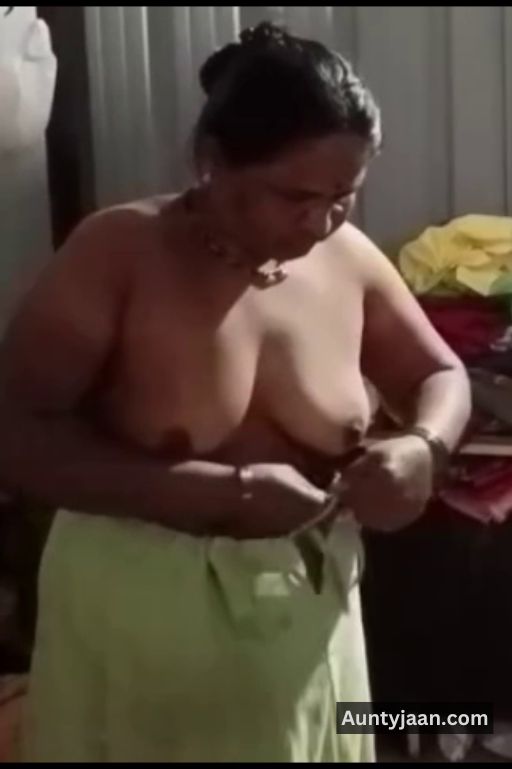 assam aunty removing saree nude pics