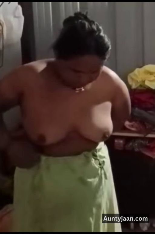 assam aunty removing saree nude pics