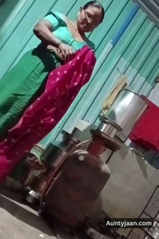 assam aunty removing saree nude pics