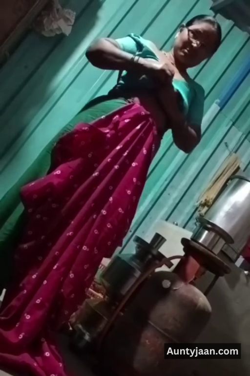 assam aunty removing saree nude pics