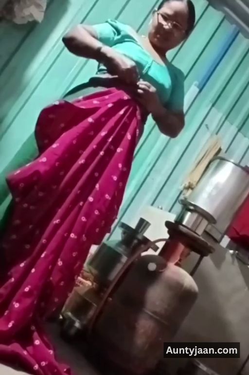 assam aunty removing saree nude pics