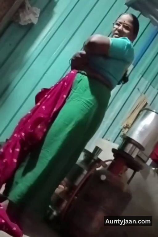 assam aunty removing saree nude pics