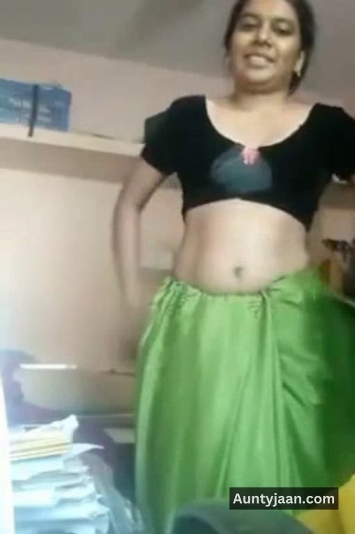 mallu aunty saree nude