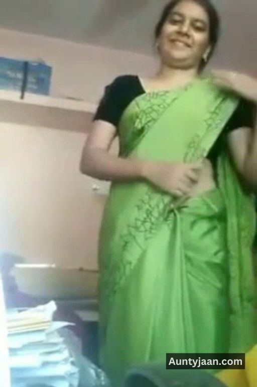 mallu aunty saree nude