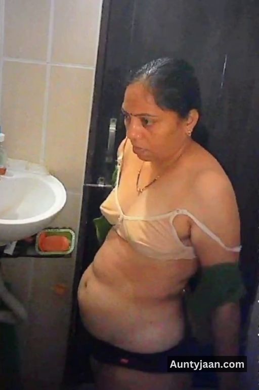 tamil aunty bathroom nude pics