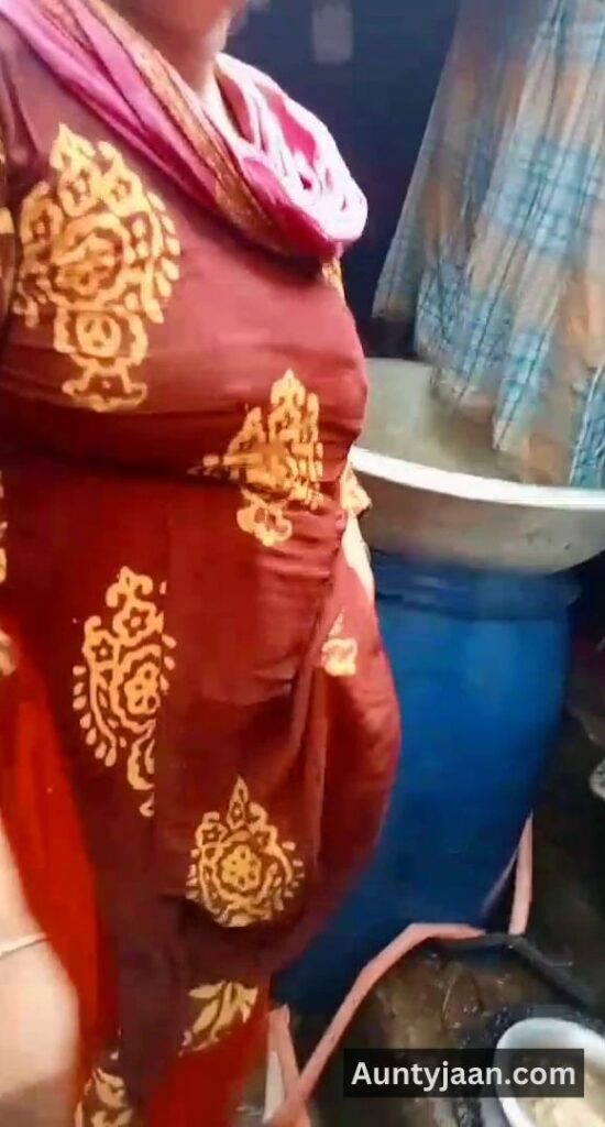 aunty ne boobs dikhaye