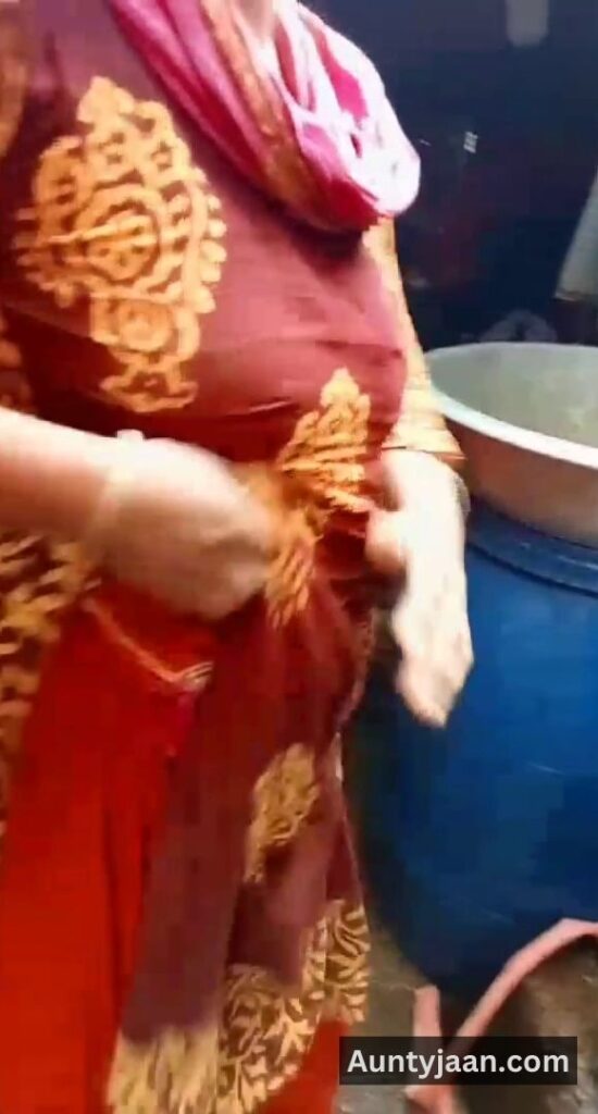 aunty ne boobs dikhaye