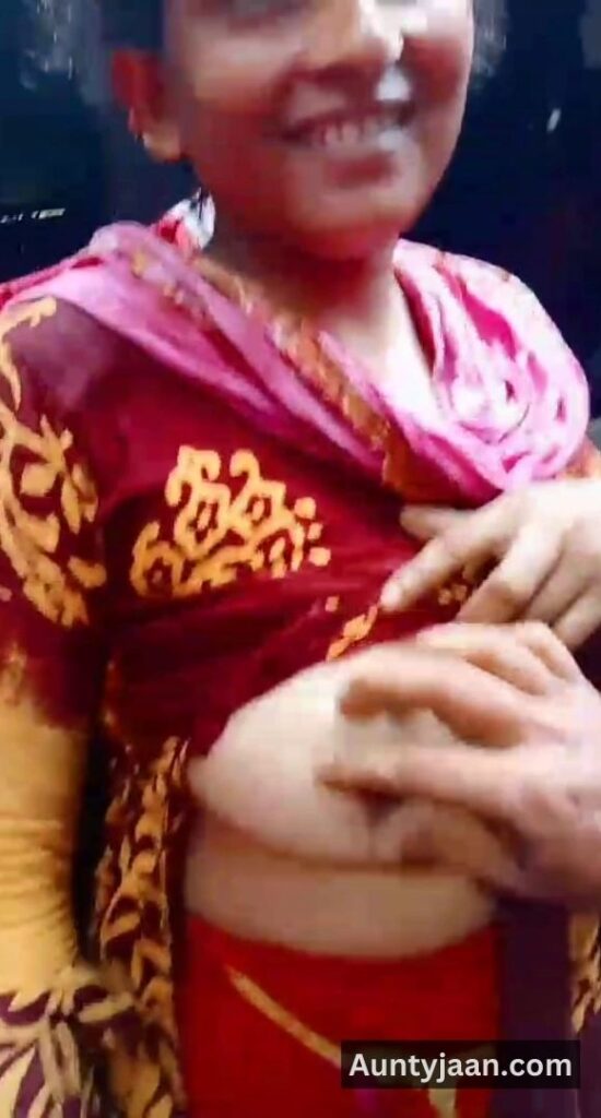 aunty ne boobs dikhaye