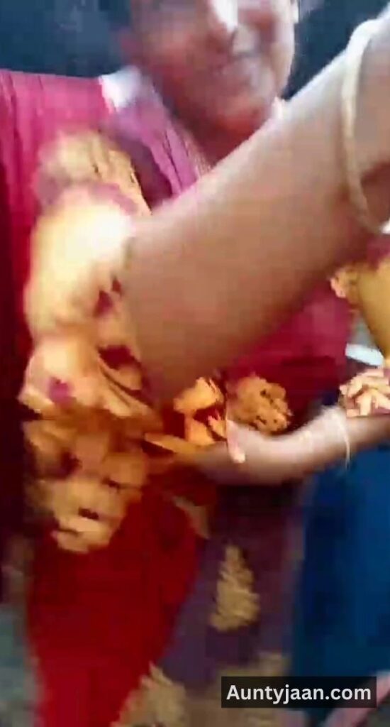 aunty ne boobs dikhaye