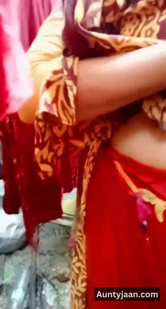aunty ne boobs dikhaye