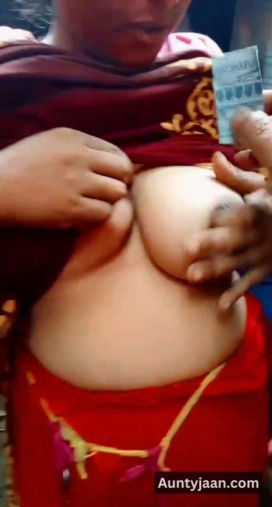 aunty ne boobs dikhaye