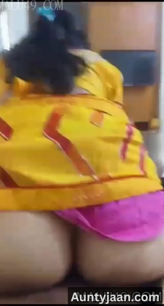 moti aunty ko choda mehndi par