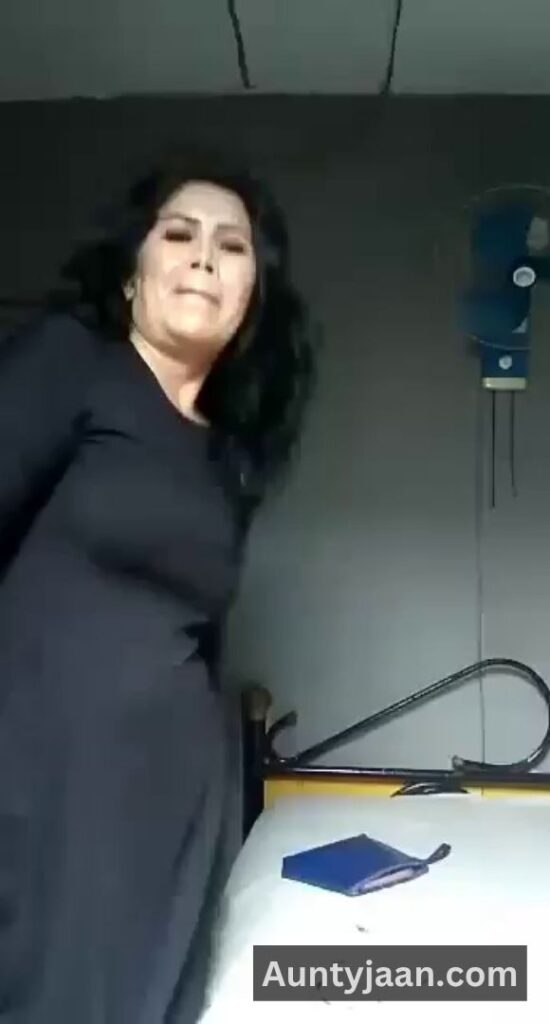 desi aunty removing clothes