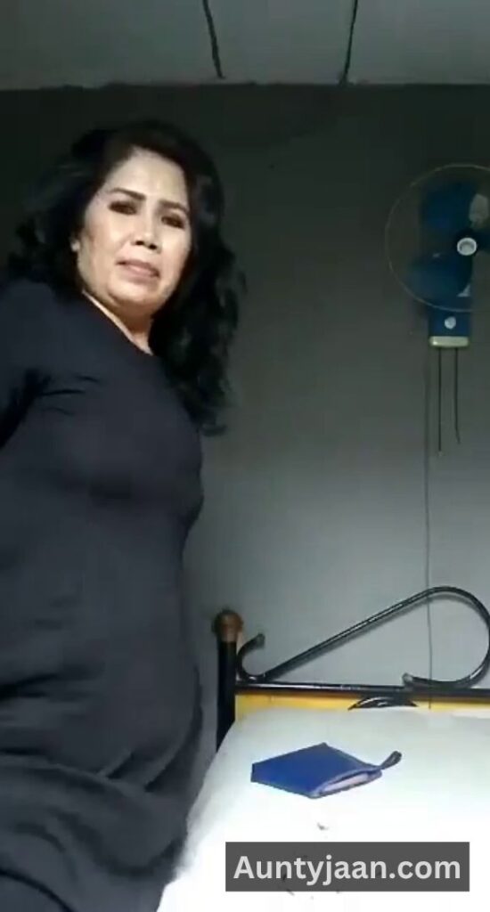 desi aunty removing clothes