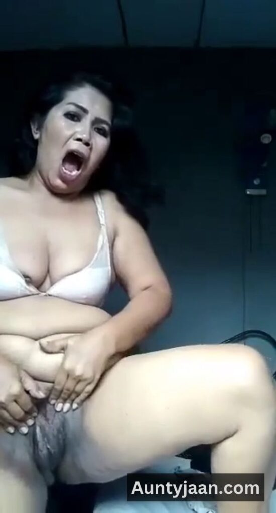 desi aunty removing clothes