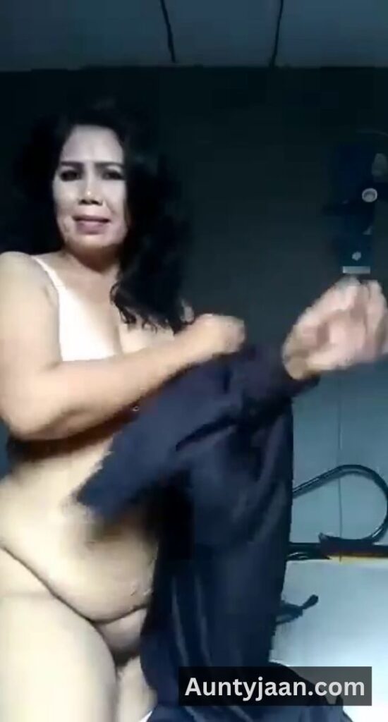 desi aunty removing clothes