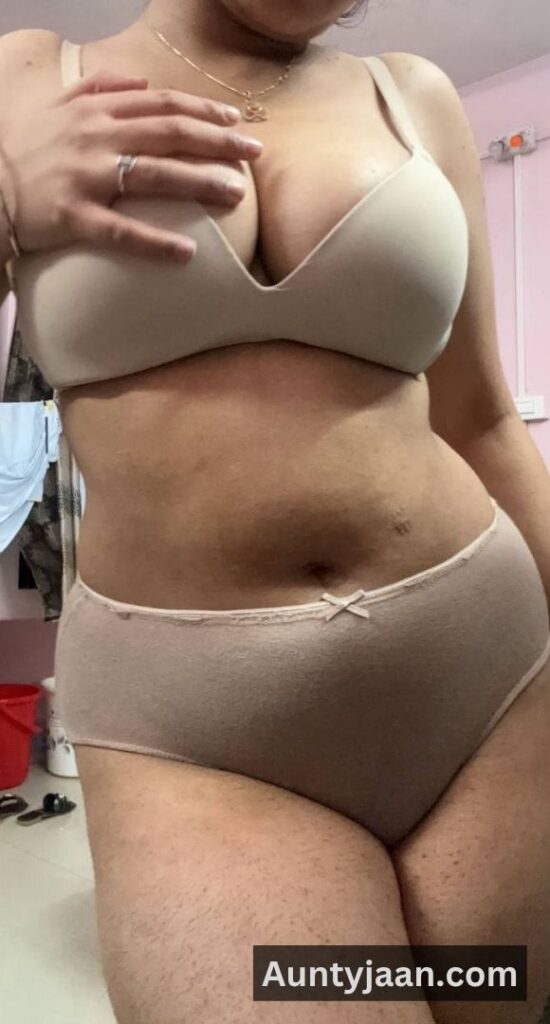 indian milf aunty nude