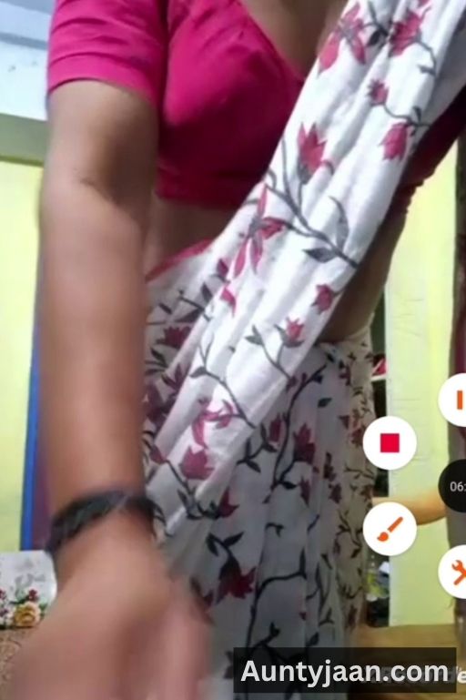 aunty saree striptease