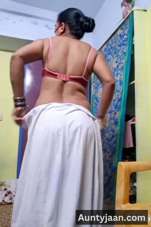 aunty saree striptease