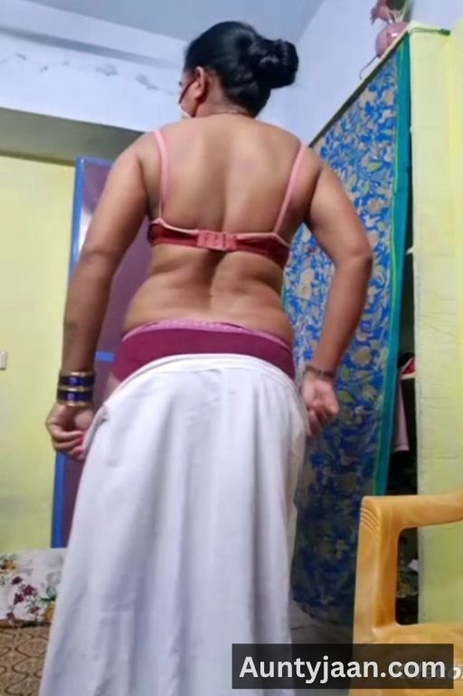 aunty saree striptease