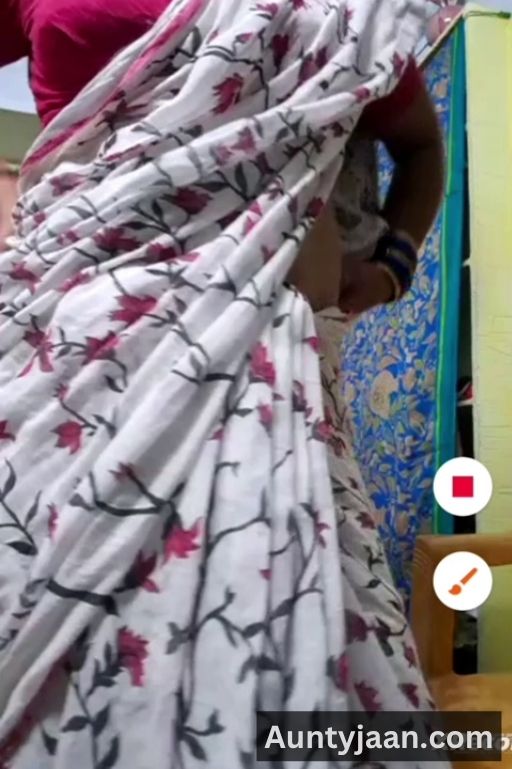 aunty saree striptease