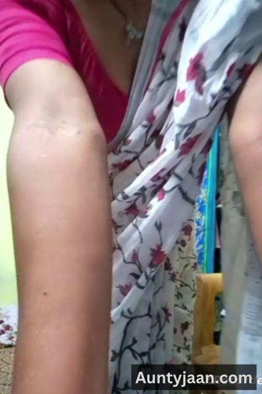 aunty saree striptease