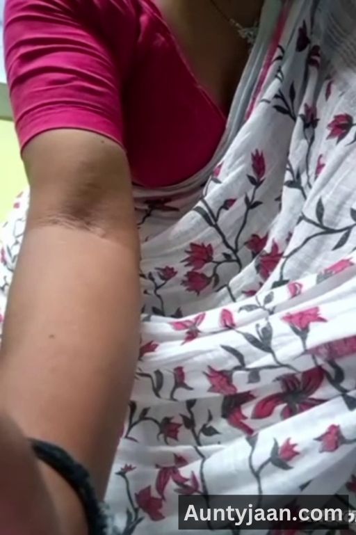 aunty saree striptease