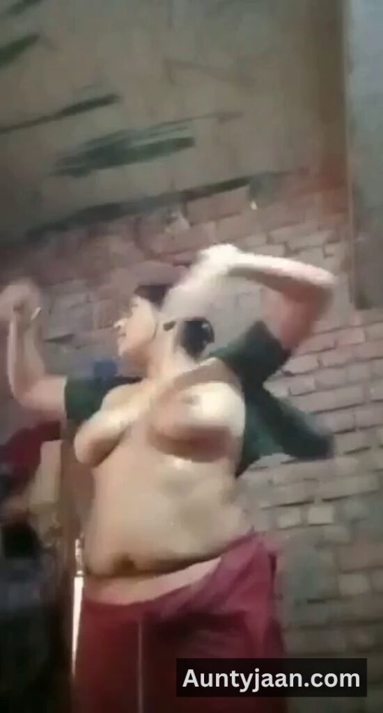 mallu aunty after bath nude