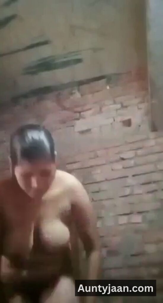 mallu aunty after bath nude