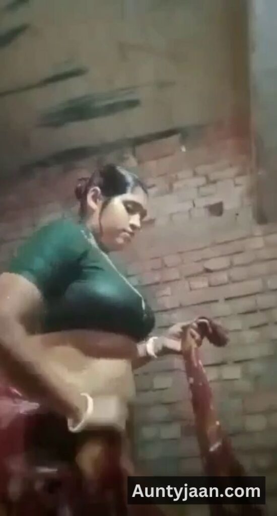 mallu aunty after bath nude