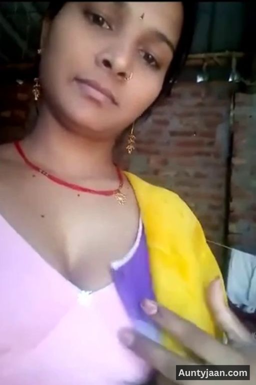 desi aunty shows boobs and pussy